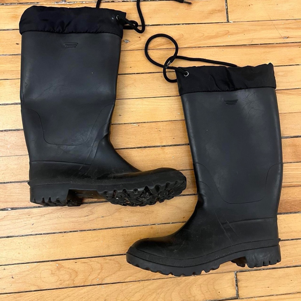 Knee high rubber boots with lining
